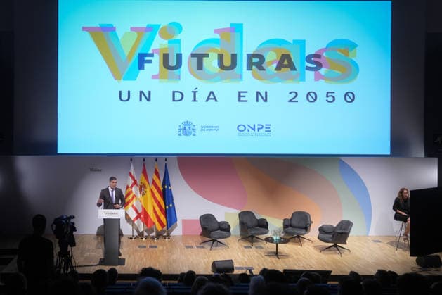 Sánchez Participates in the Presentation of the Vidas Futuras Report Prime Minister Pedro Sánchez during the presentation of the Vidas Futuras report at the Disseny Hub Barcelona on September 28, 2026, in Barcelona, Catalonia, Spain. The report details key projections regarding housing, such as the transition toward smart urban models, the expansion of affordable housing, and climate neutrality in construction. Furthermore, in the social sphere, it forecasts challenges arising from an aging population, labor automation, and climate change mitigation. SEPTEMBER 28, 2026, Spain Copyright: xDavidxZorrakinox 7805917