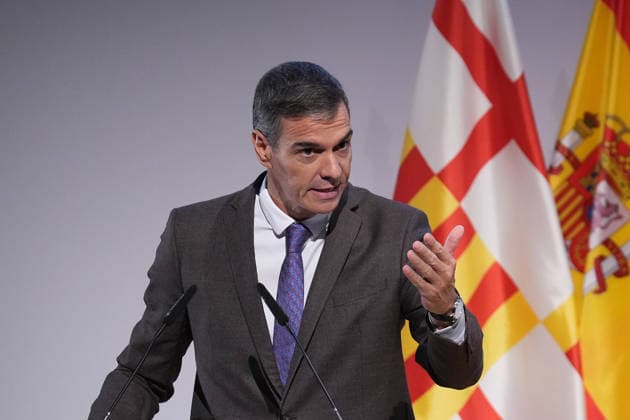 Sánchez Participates in the Presentation of the Vidas Futuras Report Prime Minister Pedro Sánchez during the presentation of the Vidas Futuras report at the Disseny Hub Barcelona on September 28, 2026, in Barcelona, Catalonia, Spain. The report details key projections regarding housing, such as the transition toward smart urban models, the expansion of affordable housing, and climate neutrality in construction. Furthermore, in the social sphere, it forecasts challenges arising from an aging population, labor automation, and climate change mitigation. SEPTEMBER 28, 2026, Spain Copyright: xDavidxZorrakinox 7805918