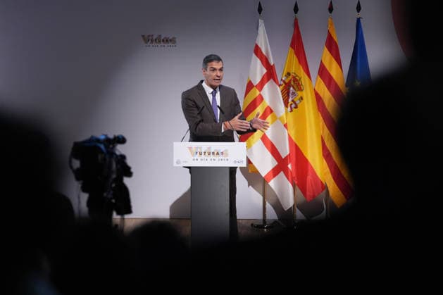 Sánchez Participates in the Presentation of the Vidas Futuras Report Prime Minister Pedro Sánchez during the presentation of the Vidas Futuras report at the Disseny Hub Barcelona on September 28, 2026, in Barcelona, Catalonia, Spain. The report details key projections regarding housing, such as the transition toward smart urban models, the expansion of affordable housing, and climate neutrality in construction. Furthermore, in the social sphere, it forecasts challenges arising from an aging population, labor automation, and climate change mitigation. SEPTEMBER 28, 2026, Spain Copyright: xDavidxZorrakinox 7805919