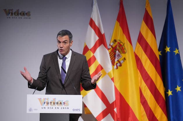 Sánchez Participates in the Presentation of the Vidas Futuras Report Prime Minister Pedro Sánchez during the presentation of the Vidas Futuras report at the Disseny Hub Barcelona on September 28, 2026, in Barcelona, Catalonia, Spain. The report details key projections regarding housing, such as the transition toward smart urban models, the expansion of affordable housing, and climate neutrality in construction. Furthermore, in the social sphere, it forecasts challenges arising from an aging population, labor automation, and climate change mitigation. SEPTEMBER 28, 2026, Spain Copyright: xDavidxZorrakinox 7805920