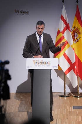 Sánchez Participates in the Presentation of the Vidas Futuras Report Prime Minister Pedro Sánchez during the presentation of the Vidas Futuras report at the Disseny Hub Barcelona on September 28, 2026, in Barcelona, Catalonia, Spain. The report details key projections regarding housing, such as the transition toward smart urban models, the expansion of affordable housing, and climate neutrality in construction. Furthermore, in the social sphere, it forecasts challenges arising from an aging population, labor automation, and climate change mitigation. SEPTEMBER 28, 2026, Spain Copyright: xDavidxZorrakinox 7805921