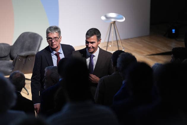 Sánchez Participates in the Presentation of the Vidas Futuras Report Prime Minister Pedro Sánchez during the presentation of the Vidas Futuras report at the Disseny Hub Barcelona on September 28, 2026, in Barcelona, Catalonia, Spain. The report details key projections regarding housing, such as the transition toward smart urban models, the expansion of affordable housing, and climate neutrality in construction. Furthermore, in the social sphere, it forecasts challenges arising from an aging population, labor automation, and climate change mitigation. SEPTEMBER 28, 2026, Spain Copyright: xDavidxZorrakinox 7805923