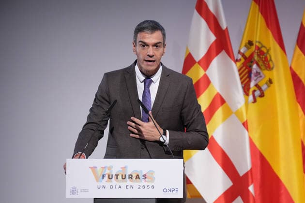 Sánchez Participates in the Presentation of the Vidas Futuras Report Prime Minister Pedro Sánchez during the presentation of the Vidas Futuras report at the Disseny Hub Barcelona on September 28, 2026, in Barcelona, Catalonia, Spain. The report details key projections for housing, such as the transition toward smart urban models, the expansion of affordable housing, and climate neutrality in construction. Additionally, in the social sphere, it forecasts challenges arising from an aging population, automation in the workforce, and climate change mitigation. SEPTEMBER 28, 2026 Spain Copyright: xDavidxZorrakinox 7805915