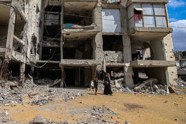 Palestinians Live in Towers Badly Damaged by Strikes - Gaza A view of severely damaged residential towers in the Al-Karama neighborhood, northwest of Gaza City, where Palestinian civilians reside despite critical structural damage caused by Israeli airstrikes, highlighting the ongoing humanitarian and housing crisis in Gaza. September 28, 2026. Photo by Ramez Habboub ABACAPRESS.COM Gaza Palestine  Copyright: xHabboubxRamez ABACAx