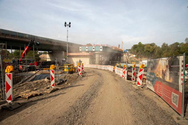 Aufbau der Hardenbergbrücke an der Autobahn 40. 28.09.2026, EU, DEU, Deutschland, Nordrhein-Westfalen, Mülheim: Leben an der Autobahn 40. Umbauphase der Hardenbergbrücke (Abriss und Neubau) im Stadtteil Winkhausen Während die 61 Jahre alte Brücke abgerissen wird läuft der Eisenbahnverkehr weiter. EU, DEU, Germany, North Rhine-Westphalia, Mülheim: Life alongside the A40 motorway. Reconstruction of the Hardenberg Bridge (demolition and rebuilding) in the Winkhausen district Rail services continue to run whilst the 61-year-old bridge is being demolished.