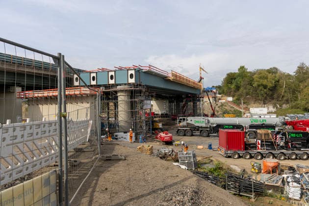 Aufbau der Hardenbergbrücke an der Autobahn 40. 28.09.2026, EU, DEU, Deutschland, Nordrhein-Westfalen, Mülheim: Leben an der Autobahn 40. Umbauphase der Hardenbergbrücke (Abriss und Neubau) im Stadtteil Winkhausen Während die 61 Jahre alte Brücke abgerissen wird läuft der Eisenbahnverkehr weiter. EU, DEU, Germany, North Rhine-Westphalia, Mülheim: Life alongside the A40 motorway. Reconstruction of the Hardenberg Bridge (demolition and rebuilding) in the Winkhausen district Rail services continue to run whilst the 61-year-old bridge is being demolished.