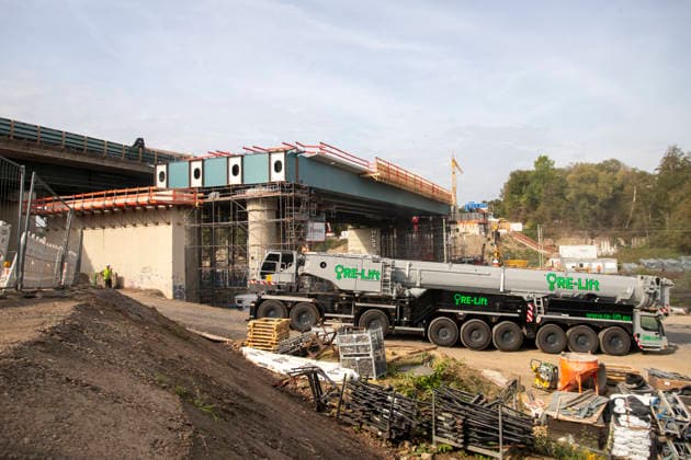 Aufbau der Hardenbergbrücke an der Autobahn 40. 28.09.2026, EU, DEU, Deutschland, Nordrhein-Westfalen, Mülheim: Leben an der Autobahn 40. Umbauphase der Hardenbergbrücke (Abriss und Neubau) im Stadtteil Winkhausen Während die 61 Jahre alte Brücke abgerissen wird läuft der Eisenbahnverkehr weiter. EU, DEU, Germany, North Rhine-Westphalia, Mülheim: Life alongside the A40 motorway. Reconstruction of the Hardenberg Bridge (demolition and rebuilding) in the Winkhausen district Rail services continue to run whilst the 61-year-old bridge is being demolished.