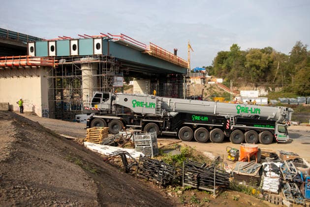 Aufbau der Hardenbergbrücke an der Autobahn 40. 28.09.2026, EU, DEU, Deutschland, Nordrhein-Westfalen, Mülheim: Leben an der Autobahn 40. Umbauphase der Hardenbergbrücke (Abriss und Neubau) im Stadtteil Winkhausen Während die 61 Jahre alte Brücke abgerissen wird läuft der Eisenbahnverkehr weiter. EU, DEU, Germany, North Rhine-Westphalia, Mülheim: Life alongside the A40 motorway. Reconstruction of the Hardenberg Bridge (demolition and rebuilding) in the Winkhausen district Rail services continue to run whilst the 61-year-old bridge is being demolished.