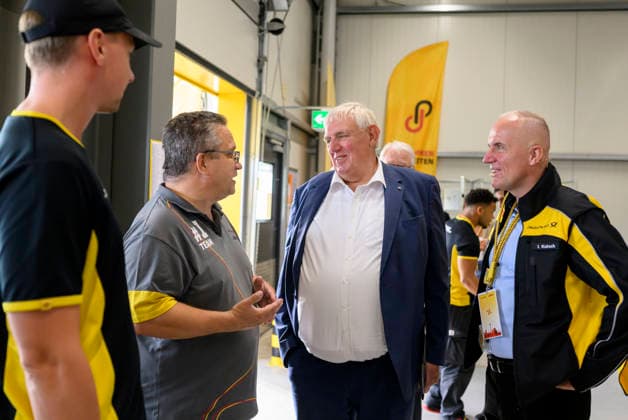 Minister Laumann in conversation with employees of Deutsche Post DHL Group. Labor Minister Karl Josef Laumann (CDU, North Rhine-Westphalia) visits the mail and package delivery center in Düsseldorf on September 28, 2026, in Düsseldorf, Germany.