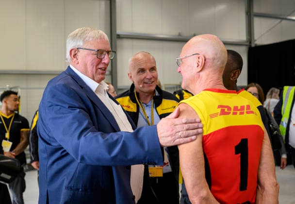 Minister Laumann in conversation with employees of Deutsche Post DHL Group. Labor Minister Karl Josef Laumann (CDU, North Rhine-Westphalia) visits the mail and package delivery center in Düsseldorf on September 28, 2026, in Düsseldorf, Germany.