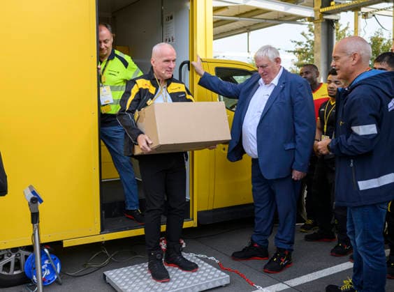 Branch Manager Ingo Kutsch l is carrying a package weighing 31 kg; next to him is Minister Laumann. Topic: Weight limits for packages. Labor Minister Karl Josef Laumann (CDU, North Rhine-Westphalia) visits the Post Office and package delivery center in Düsseldorf on September 28, 2026, in Düsseldorf, Germany.