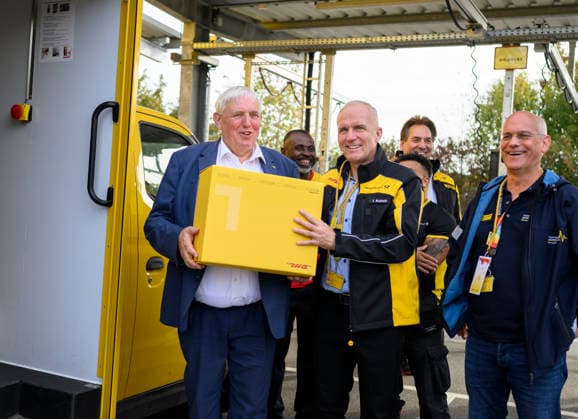 Minister Laumann holds a package; Branch Manager Ingo Kutsch discusses weight limits for packages; Weight limits for packages; Labor Minister Karl Josef Laumann (CDU, North Rhine-Westphalia) visits the post office and package delivery center in Düsseldorf on September 28, 2026, in Düsseldorf, Germany