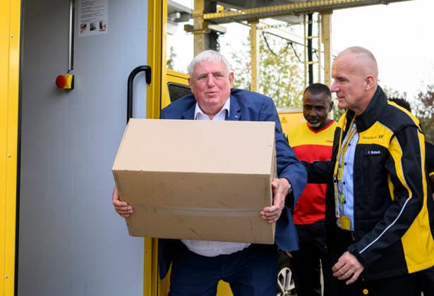 Minister Laumann carries a package weighing 31 kg; Branch Manager Ingo Kutsch discusses weight limits for packages. Labor Minister Karl Josef Laumann (CDU, North Rhine-Westphalia) visits the post office and package delivery center in Düsseldorf on September 28, 2026, in Düsseldorf, Germany.
