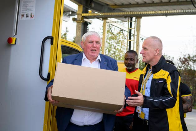 Minister Laumann carries a package weighing 31 kg; Branch Manager Ingo Kutsch discusses weight limits for packages. Labor Minister Karl Josef Laumann (CDU, North Rhine-Westphalia) visits the post office and package delivery center in Düsseldorf on September 28, 2026, in Düsseldorf, Germany.