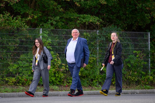 Minister Laumann walks to the meeting with his team, wearing safety shoes. Labor Minister Karl Josef Laumann (CDU, North Rhine-Westphalia) visits the mail and package delivery center in Düsseldorf on September 28, 2026, in Düsseldorf, Germany.