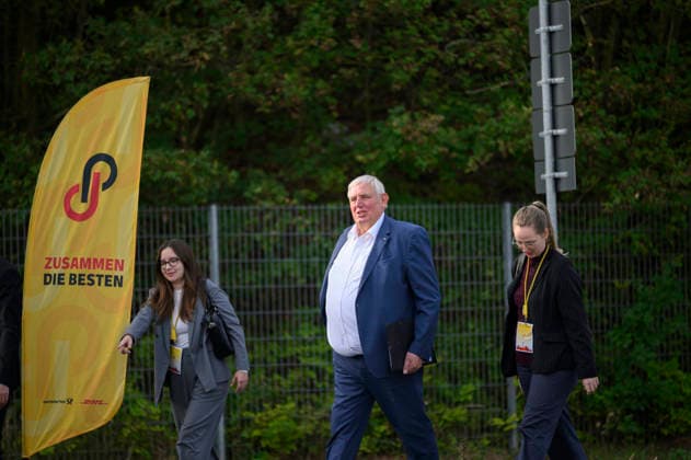 Minister Laumann arrives on foot with his team for the meeting; Labor Minister Karl Josef Laumann (CDU, North Rhine-Westphalia) visits the mail and package delivery center in Düsseldorf on September 28, 2026, in Düsseldorf, Germany
