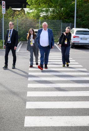 Minister Laumann walks to the meeting with his team, wearing safety shoes, and crosses a crosswalk. Labor Minister Karl Josef Laumann (CDU, North Rhine-Westphalia) visits the postal and package delivery center in Düsseldorf on September 28, 2026, in Düsseldorf, Germany.