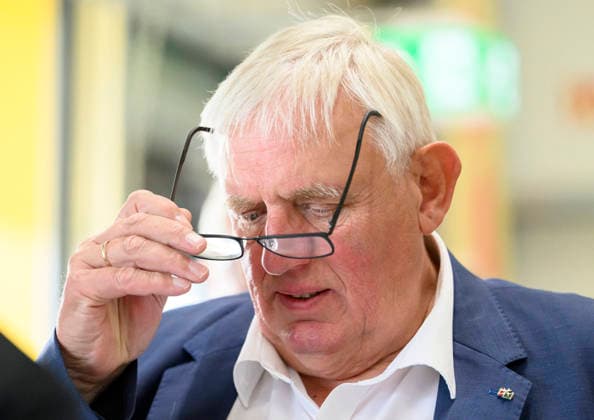 Minister Laumann puts on his glasses. Labor Minister Karl Josef Laumann (CDU, North Rhine-Westphalia) visits the mail and package delivery center in Düsseldorf on September 28, 2026, in Düsseldorf, Germany.