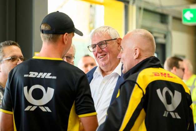 Minister Laumann in conversation with employees of Deutsche Post DHL Group. Labor Minister Karl Josef Laumann (CDU, North Rhine-Westphalia) visits the mail and package delivery center in Düsseldorf on September 28, 2026, in Düsseldorf, Germany.