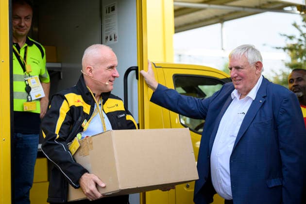 Branch Manager Ingo Kutsch carries a package weighing 31 kg; next to him is Minister Laumann. Topic: Weight limits for packages. Labor Minister Karl Josef Laumann (CDU, North Rhine-Westphalia) visits the post office and package delivery center in Düsseldorf on September 28, 2026, in Düsseldorf, Germany.