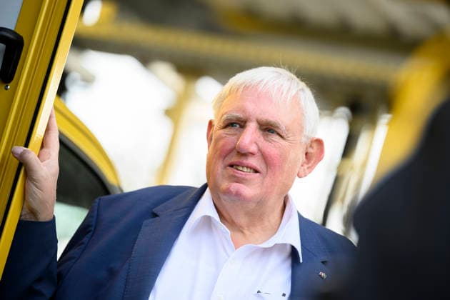 Labor Minister Karl Josef Laumann (CDU, North Rhine-Westphalia) visits the mail and package delivery center in Düsseldorf on September 28, 2026, in Düsseldorf, Germany