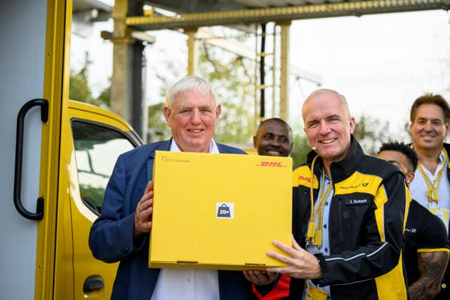 Minister Laumann holds a package with a sticker indicating a weight of 20 kg; Ingo Kutsch, branch manager, discusses weight limits for packages. Labor Minister Karl Josef Laumann (CDU, North Rhine-Westphalia) visits the postal and package delivery center in Düsseldorf on September 28, 2026, in Düsseldorf, Germany.