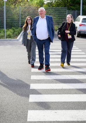 Minister Laumann walks to the meeting with his team, wearing safety shoes, and crosses a crosswalk. Labor Minister Karl Josef Laumann (CDU, North Rhine-Westphalia) visits the postal and package delivery center in Düsseldorf on September 28, 2026, in Düsseldorf, Germany.