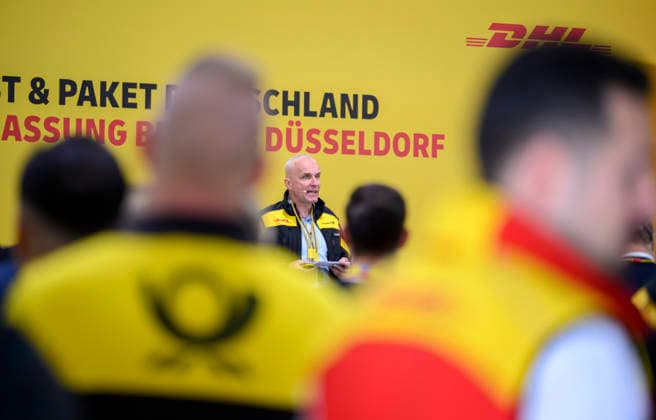 Branch Manager Ingo Kutsch addresses employees. Labor Minister Karl Josef Laumann (CDU, North Rhine-Westphalia) visits the mail and package delivery center in Düsseldorf on September 28, 2026, in Düsseldorf, Germany.