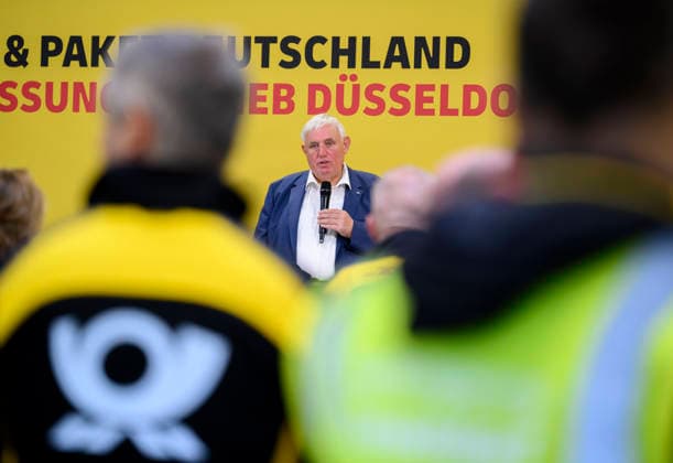 Labor Minister Karl Josef Laumann (CDU, North Rhine-Westphalia) addresses employees. Labor Minister Karl Josef Laumann (CDU, North Rhine-Westphalia) visits the mail and package delivery center in Düsseldorf on September 28, 2026, in Düsseldorf, Germany.