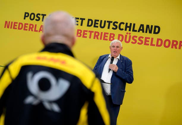 Labor Minister Karl Josef Laumann (CDU, North Rhine-Westphalia) addresses employees. Labor Minister Karl Josef Laumann (CDU, North Rhine-Westphalia) visits the mail and package delivery center in Düsseldorf on September 28, 2026, in Düsseldorf, Germany.
