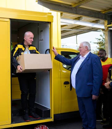 Branch Manager Ingo Kutsch carries a package weighing 31 kg; next to him is Minister Laumann. Topic: Weight limits for packages. Labor Minister Karl Josef Laumann (CDU, North Rhine-Westphalia) visits the post office and package delivery center in Düsseldorf on September 28, 2026, in Düsseldorf, Germany.