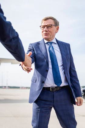 Johann Wadephul (CDU), Federal Minister of Foreign Affairs, photographed as he set out on his trip to the Netherlands in Hamburg on September 28, 2026. Photographed on behalf of the Federal Foreign Office, Hamburg, Germany Copyright: xJulianexSonntagx