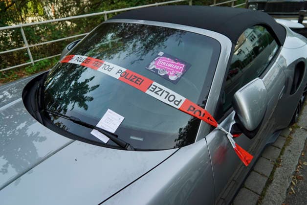 CNTV TIRES: Tires Deflated, So-called environmental activists deflated the tires of approximately 60 passenger cars in Hamburg’s Poeseldorf neighborhood at Leinpfad on September 28, 2026. The SUVs were rendered undrivable, and stickers were placed on the vehicles to draw attention to the flat tires. State security is investigating. Hamburg, Germany