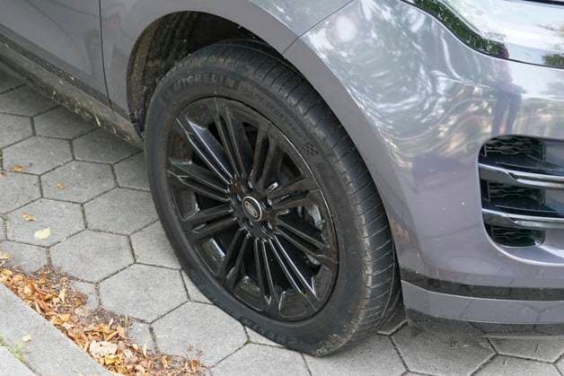 CNTV TIRES: Tires Deflated, So-called environmental activists deflated the tires of approximately 60 passenger cars in Hamburg’s Poeseldorf neighborhood at Leinpfad on September 28, 2026. The SUVs were rendered undrivable, and stickers were placed on the vehicles to draw attention to the flat tires. State security is investigating. Hamburg, Germany