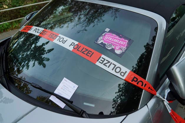 CNTV TIRES Tires deflated, So-called environmental activists deflated the tires of approximately 60 passenger cars in Hamburg’s Poeseldorf neighborhood at Leinpfad on September 28, 2026. The SUVs were rendered undrivable, and stickers were placed on the vehicles to draw attention to the flat tires. State security is investigating. Hamburg, Germany