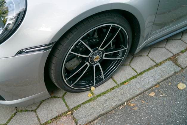 CNTV TIRES Tires deflated, So-called environmental activists deflated the tires of approximately 60 passenger cars in Hamburg’s Poeseldorf neighborhood at Leinpfad on September 28, 2026. The SUVs were rendered undrivable, and stickers were placed on the vehicles to draw attention to the flat tires. State security is investigating. Hamburg, Germany