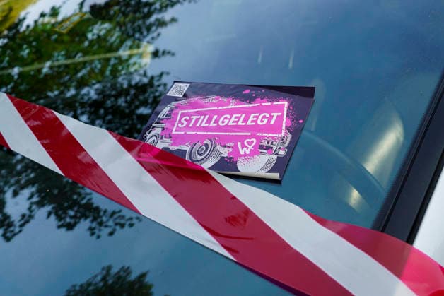 CNTV TIRES Tires deflated, So-called environmental activists deflated the tires of approximately 60 passenger cars in Hamburg’s Poeseldorf neighborhood at Leinpfad on September 28, 2026. The SUVs were rendered undrivable, and stickers were placed on the vehicles to draw attention to the flat tires. State security is investigating. Hamburg, Germany
