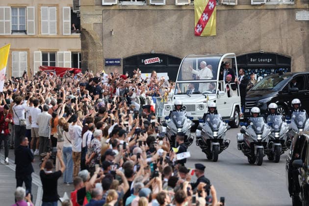 Visit to France of Pope Leo XIV - Stroll in Metz Pope Leo XIV pictured on his stroll on popemobile accross Metz, France on September 28, 2026. Pope Leo XIV makes a historic apostolic journey of four days to France scheduled for September 25 to 28, 2026. Photo by Raphael Lafargue ABACAPRESS.COM Metz France  Copyright: xLafarguexRaphael ABACAx