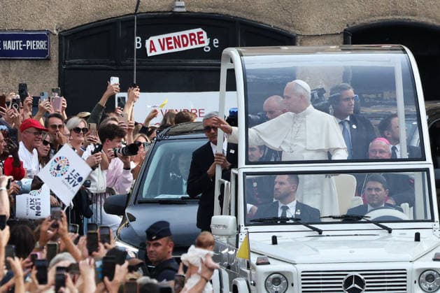 Visit to France of Pope Leo XIV - Stroll in Metz Pope Leo XIV pictured on his stroll on popemobile accross Metz, France on September 28, 2026. Pope Leo XIV makes a historic apostolic journey of four days to France scheduled for September 25 to 28, 2026. Photo by Raphael Lafargue ABACAPRESS.COM Metz France  Copyright: xLafarguexRaphael ABACAx