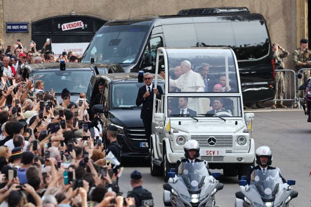 Visit to France of Pope Leo XIV - Stroll in Metz Pope Leo XIV pictured on his stroll on popemobile accross Metz, France on September 28, 2026. Pope Leo XIV makes a historic apostolic journey of four days to France scheduled for September 25 to 28, 2026. Photo by Raphael Lafargue ABACAPRESS.COM Metz France  Copyright: xLafarguexRaphael ABACAx