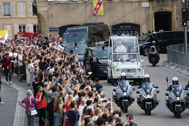 Visit to France of Pope Leo XIV - Stroll in Metz Pope Leo XIV pictured on his stroll on popemobile accross Metz, France on September 28, 2026. Pope Leo XIV makes a historic apostolic journey of four days to France scheduled for September 25 to 28, 2026. Photo by Raphael Lafargue ABACAPRESS.COM Metz France  Copyright: xLafarguexRaphael ABACAx