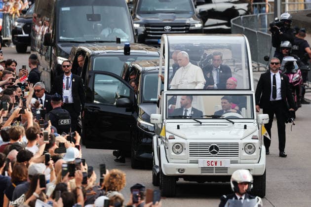 Visit to France of Pope Leo XIV - Stroll in Metz Pope Leo XIV pictured on his stroll on popemobile accross Metz, France on September 28, 2026. Pope Leo XIV makes a historic apostolic journey of four days to France scheduled for September 25 to 28, 2026. Photo by Raphael Lafargue ABACAPRESS.COM Metz France  Copyright: xLafarguexRaphael ABACAx