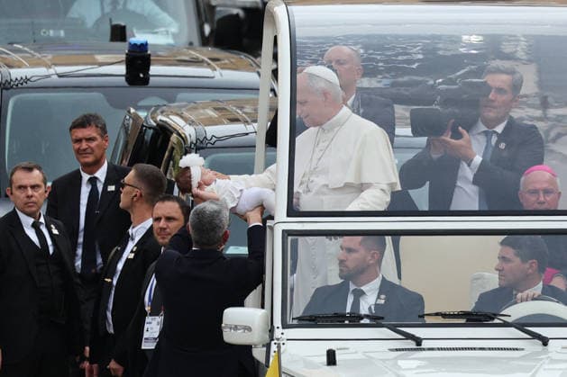 Visit to France of Pope Leo XIV - Stroll in Metz Pope Leo XIV pictured on his stroll on popemobile accross Metz, France on September 28, 2026. Pope Leo XIV makes a historic apostolic journey of four days to France scheduled for September 25 to 28, 2026. Photo by Raphael Lafargue ABACAPRESS.COM Metz France  Copyright: xLafarguexRaphael ABACAx