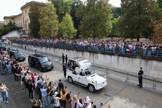 Visit to France of Pope Leo XIV - Stroll in Metz Pope Leo XIV pictured on his stroll on popemobile accross Metz, France on September 28, 2026. Pope Leo XIV makes a historic apostolic journey of four days to France scheduled for September 25 to 28, 2026. Photo by Raphael Lafargue ABACAPRESS.COM Metz France  Copyright: xLafarguexRaphael ABACAx