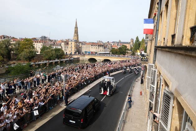 Visit to France of Pope Leo XIV - Stroll in Metz Pope Leo XIV pictured on his stroll on popemobile accross Metz, France on September 28, 2026. Pope Leo XIV makes a historic apostolic journey of four days to France scheduled for September 25 to 28, 2026. Photo by Raphael Lafargue ABACAPRESS.COM Metz France  Copyright: xLafarguexRaphael ABACAx
