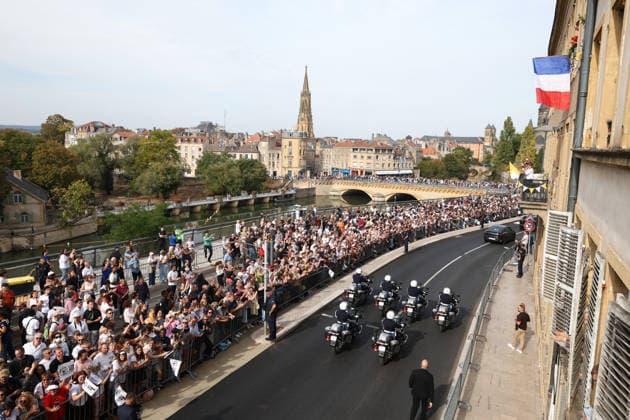 Visit to France of Pope Leo XIV - Stroll in Metz Pope Leo XIV pictured on his stroll on popemobile accross Metz, France on September 28, 2026. Pope Leo XIV makes a historic apostolic journey of four days to France scheduled for September 25 to 28, 2026. Photo by Raphael Lafargue ABACAPRESS.COM Metz France  Copyright: xLafarguexRaphael ABACAx
