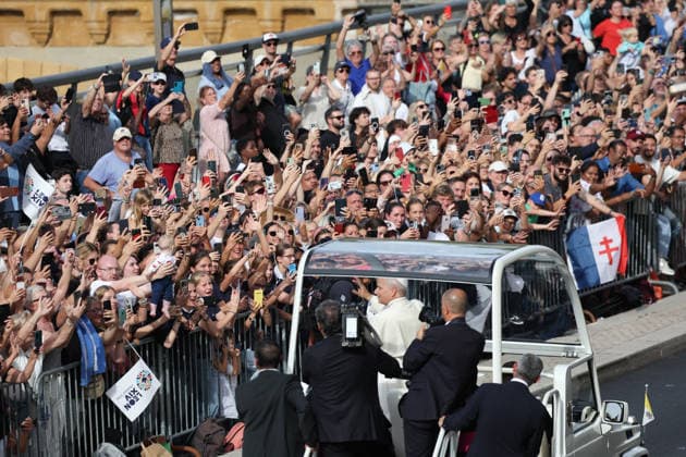 Visit to France of Pope Leo XIV - Stroll in Metz Pope Leo XIV pictured on his stroll on popemobile accross Metz, France on September 28, 2026. Pope Leo XIV makes a historic apostolic journey of four days to France scheduled for September 25 to 28, 2026. Photo by Raphael Lafargue ABACAPRESS.COM Metz France  Copyright: xLafarguexRaphael ABACAx