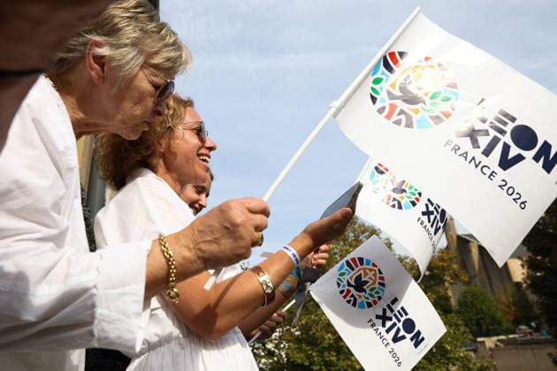 Crowds Wait For Pope Leo XIV Pass - Metz Residents invited people to watch from their balconies Pope Leo XIV pass on the popemobile across Metz, France on September 28, 2026, during his historic four-day apostolic journey to France scheduled from September 25 to 28, 2026. Photo by Raphael Lafargue ABACAPRESS.COM Metz France  Copyright: xLafarguexRaphael ABACAx