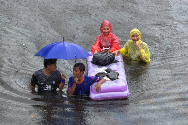 September 28, 2026, Bangkok, Thailand: People were passing by stranded vehicles seen on Nawamin Road, Bangkapi, one of the most flooded areas in Bangkok since an active low-pressure system and monsoon have dumped nearly 300 millimetres (11.8 inches) of rain since the afternoon of September 24. Bangkok authorities have officially declared all 50 districts of the Thai capital as flood disaster areas following four straight days of severe rainfall. Bangkok Thailand  - ZUMAw151 20260928_zip_w151_012 Copyright: xPatrickxChengzhixWangx