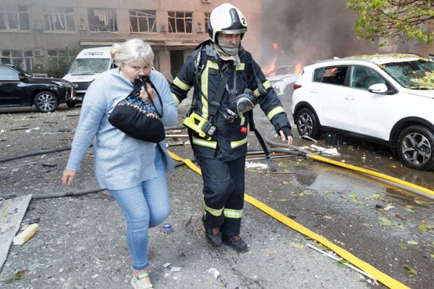 A rescuer escorts a woman injured in a Russian drone strike on the National Academy of Sciences building in Kyiv, Ukraine, September 28, 2026. One person was killed, and three others were injured in the attack. (Photo by Kyrylo Chubotin Ukrinform) Russian drone strikes Ukrainian National Academy of Sciences building in KyivRussian drone strikes Ukrainian National Academy of Sciences building in Kyiv  Copyright: xKirillxChubotinx